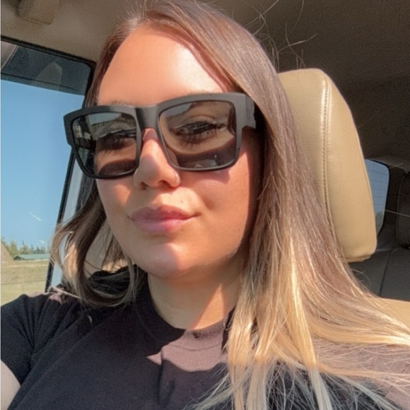 Meet your Posher, Sara - Picture 1 of 1